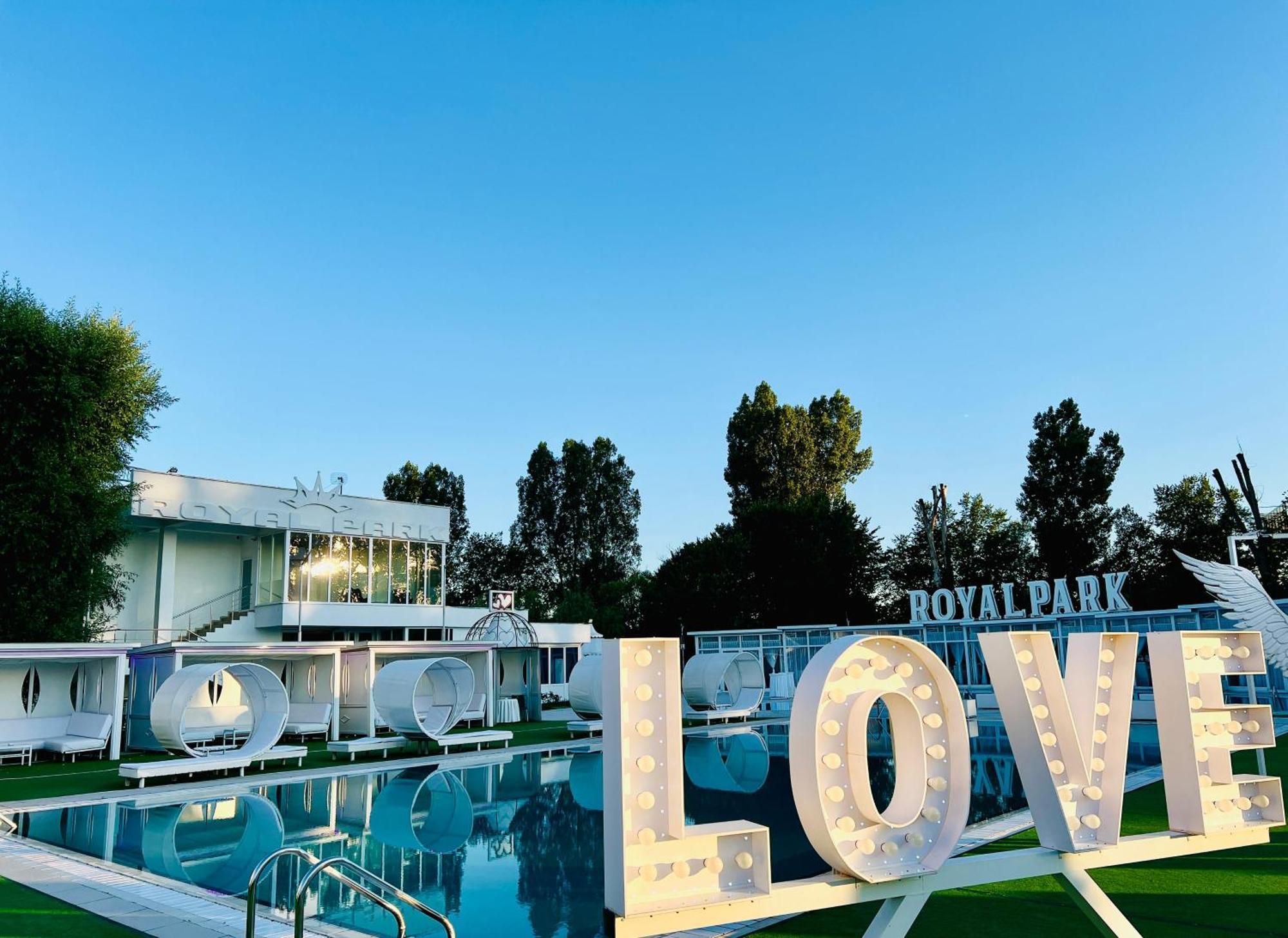 Hotel Royal Park Complex Bascov Esterno foto