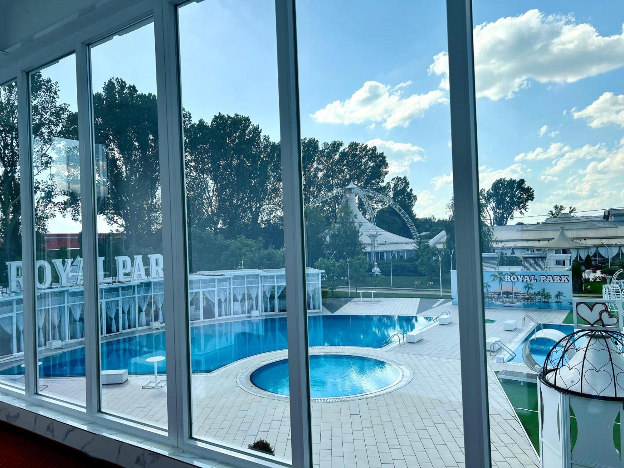 Hotel Royal Park Complex Bascov Esterno foto